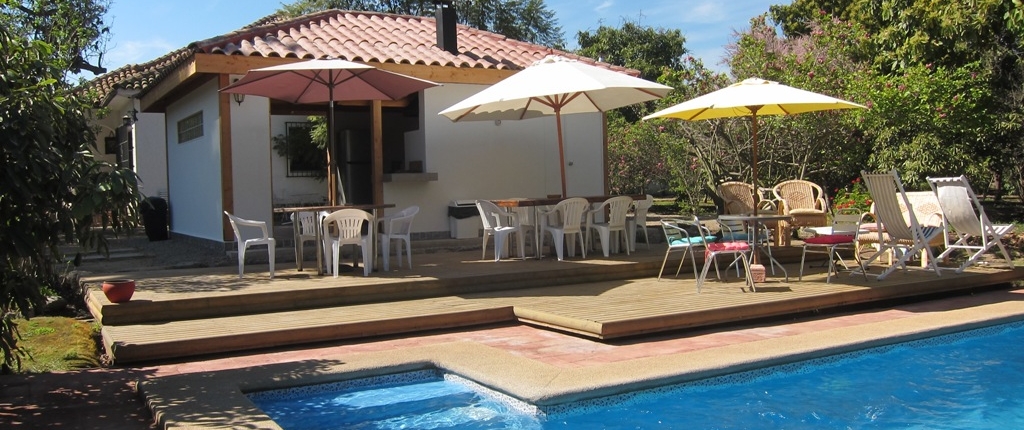 Vista Quincho, terraza y piscina